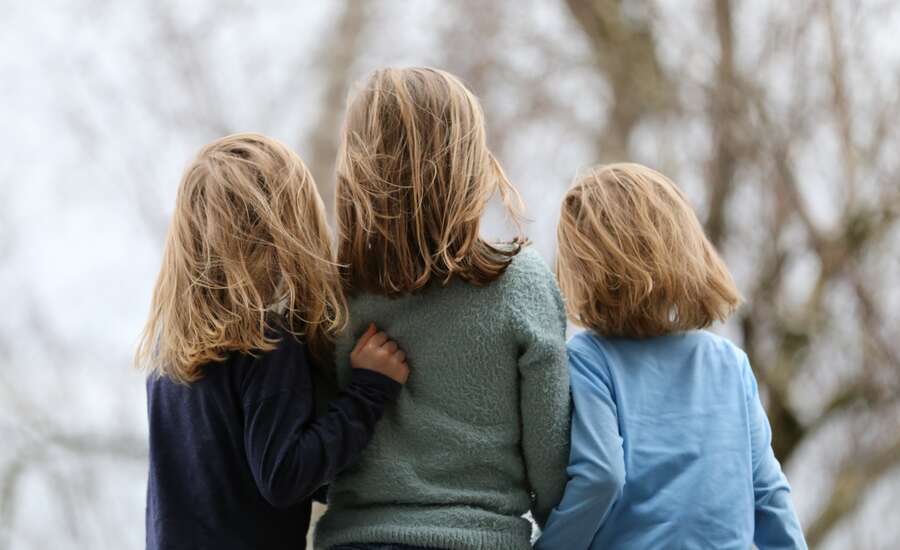 3 kids standing together